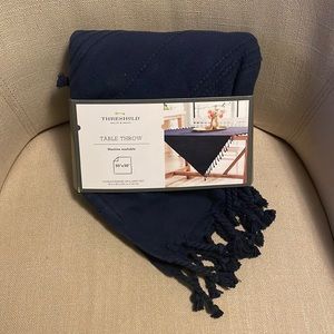 Threshold table throw